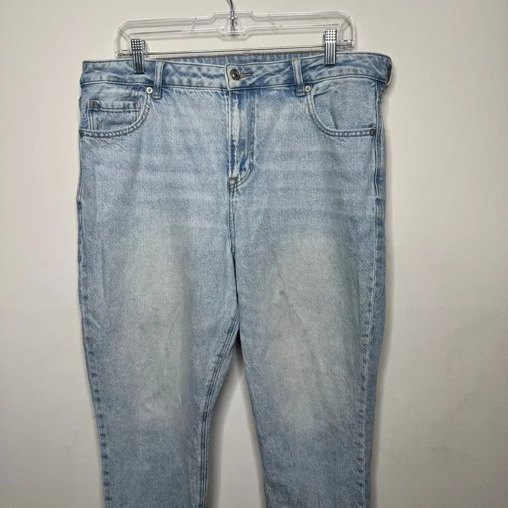 American Eagle Strigid Mom Jeans Women’s‎ Size 16 Short High Rise Light Wash